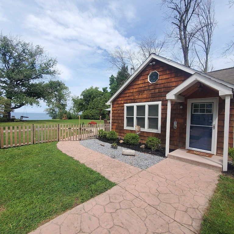 exterior of the lakefront niagra falls cabin and the water beyond