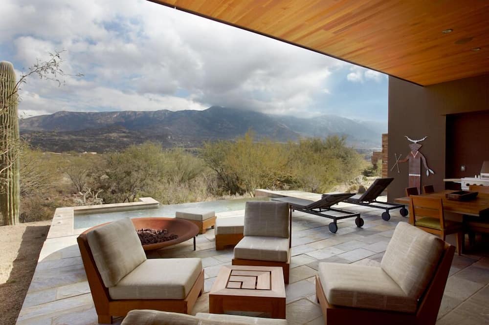 Wonderul hotel room with a beautiful interior with a plunge pool. It looks out over the mountains. 