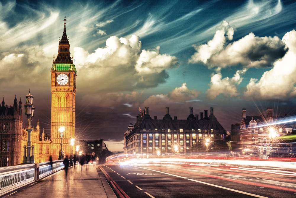 Beautiful colors of Big Ben from Westminster Bridge at Sunset in an article about the best time to vissit London. 