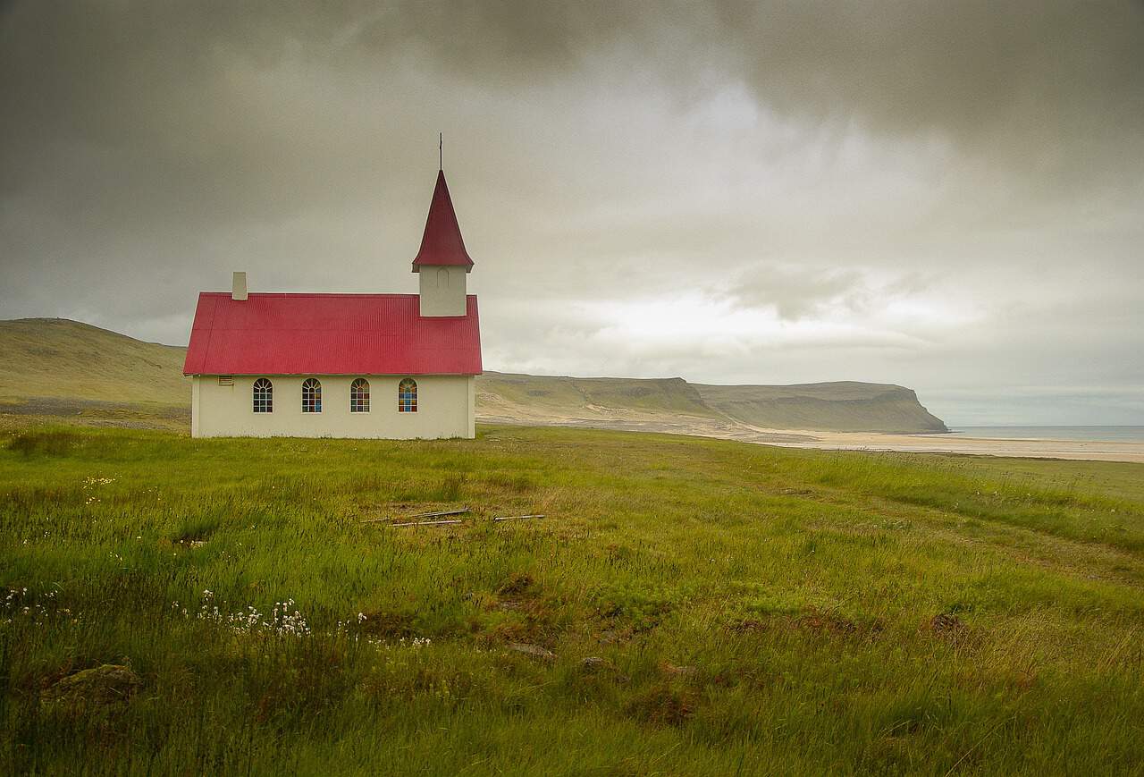 Seeing cute churches in Iceland is the best part of your 5 day iceland itinerary | iceland in 5 days