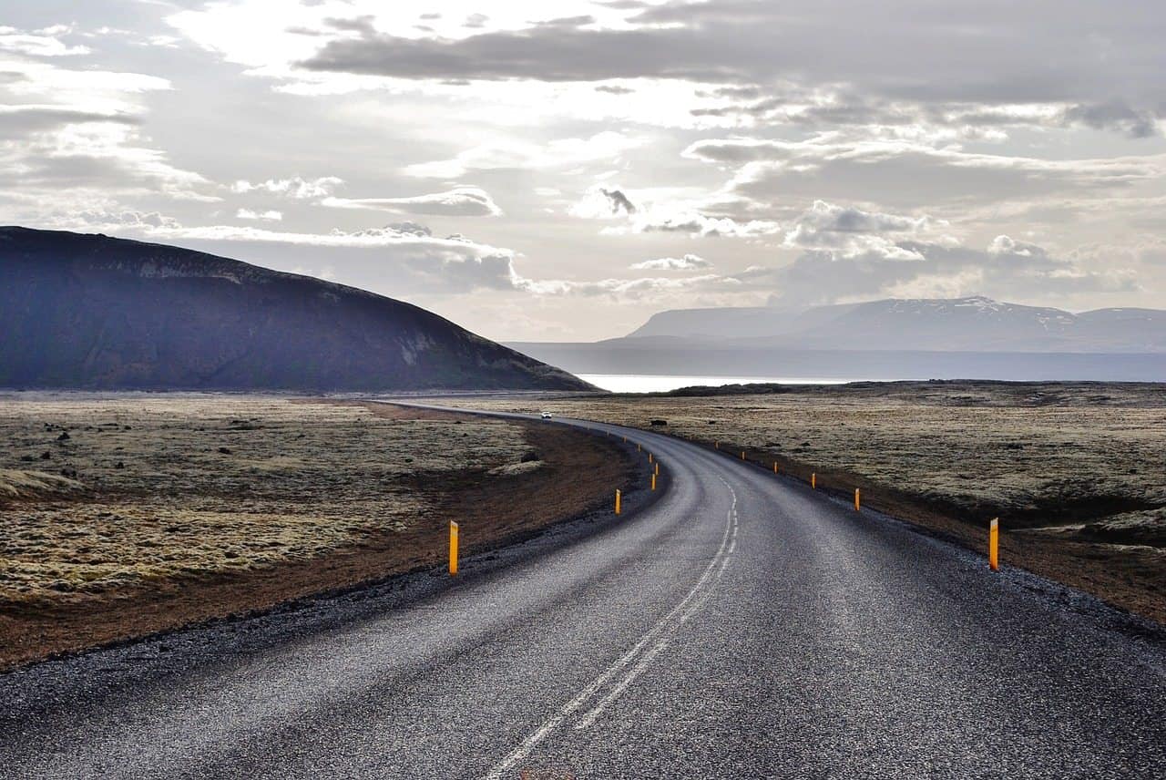 do icelanders drive on the right or left side of the road?