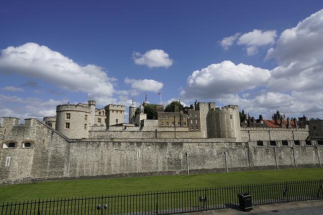 Top 5 Best Castles In England Straight Out Of A Fairytale | Best Castles In The UK | Top Medieval Castles In England | Best castles in london