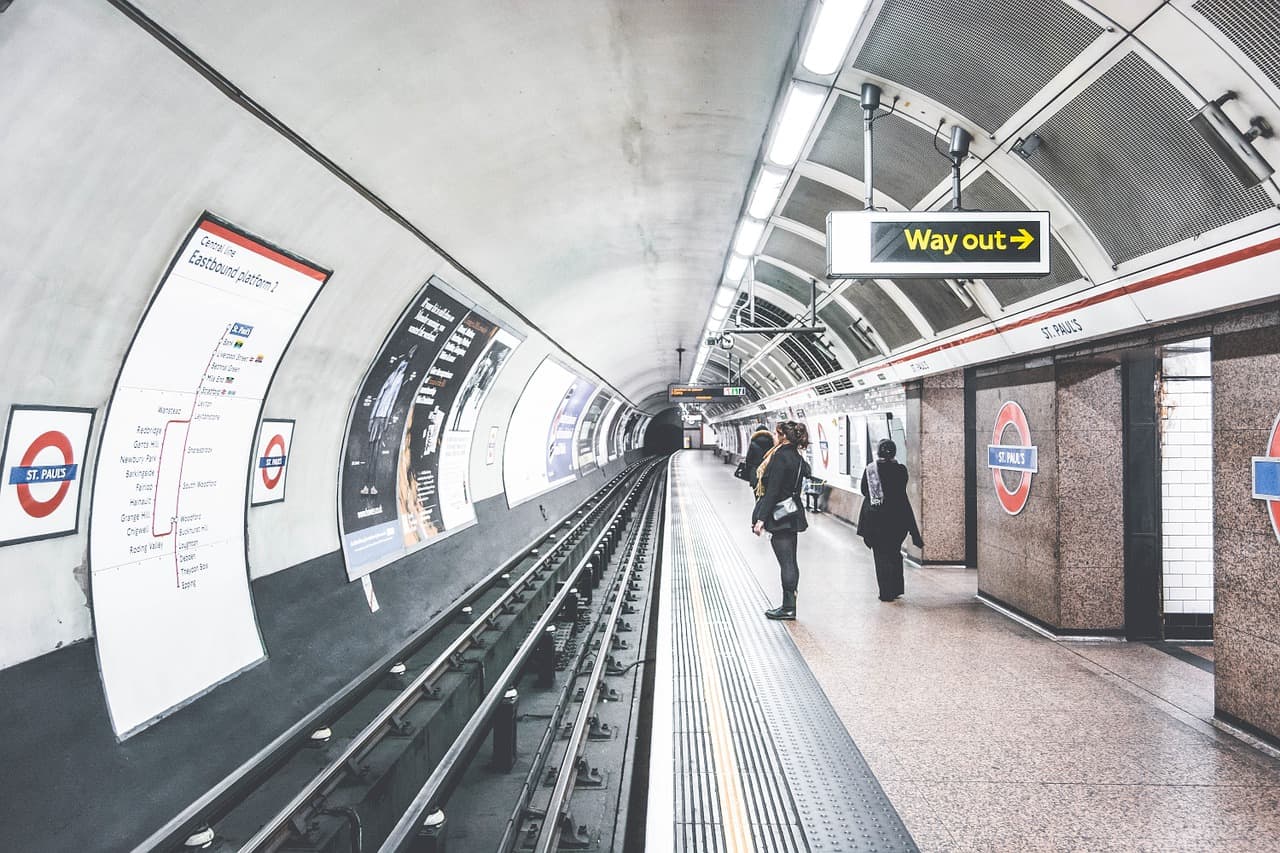 metrem během svého londýnského itineráře