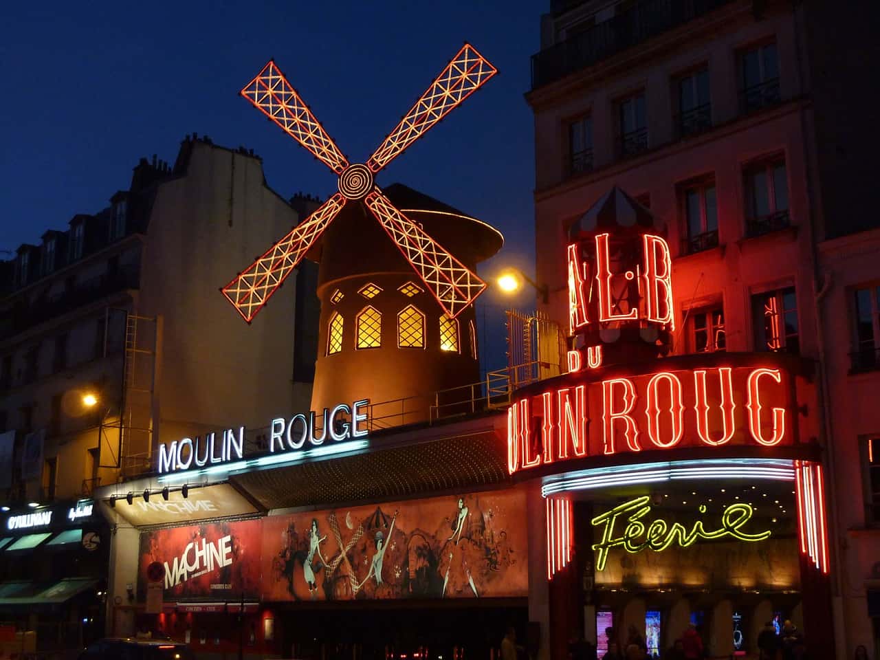 10 Stops To Include On The Perfect Paris Itinerary | moulin rouge in montmartre