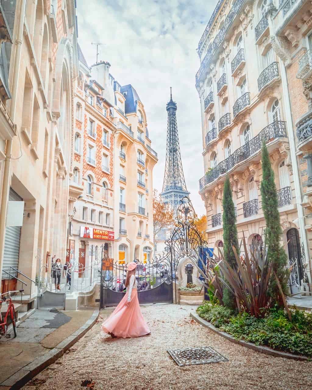 Temperatures and weather for Paris in the spring | Eiffel Tower in Paris and pink Paris fashion | Paris travel tips 
