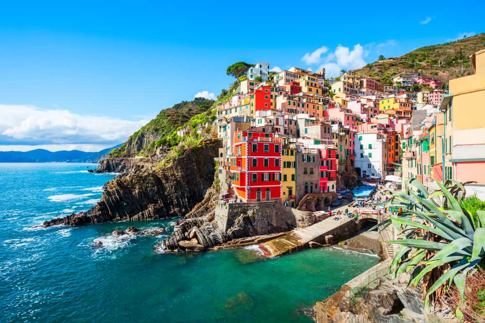 The Cinque Terre is a gorgeous coast side area in Italy, with breathtaking mountains, rocky coastlines and vibrantly blue water.