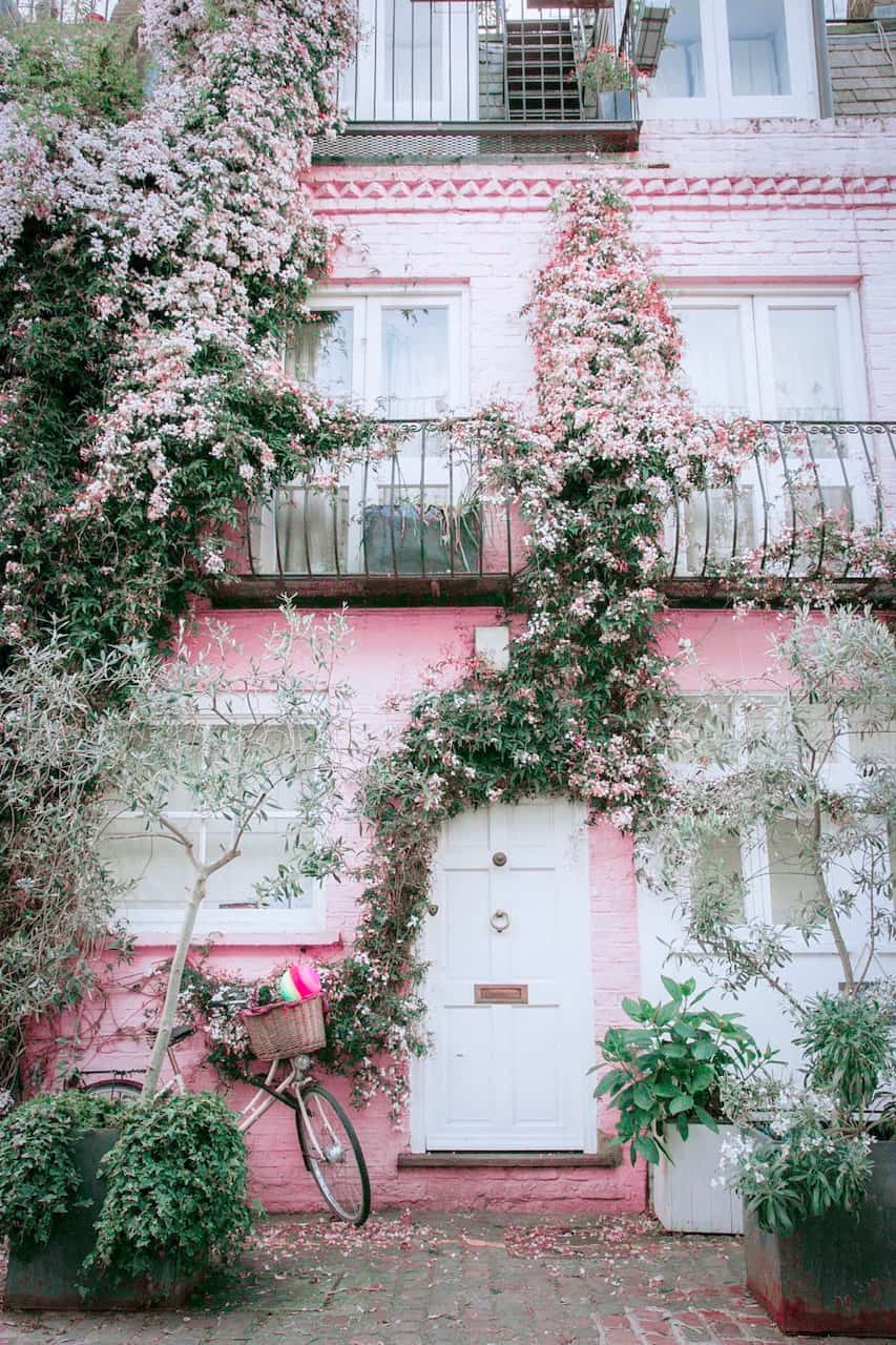 Pretty pink houses in Notting Hill London are perfect for Instagram photoshoots in London | Instagrammable places in London