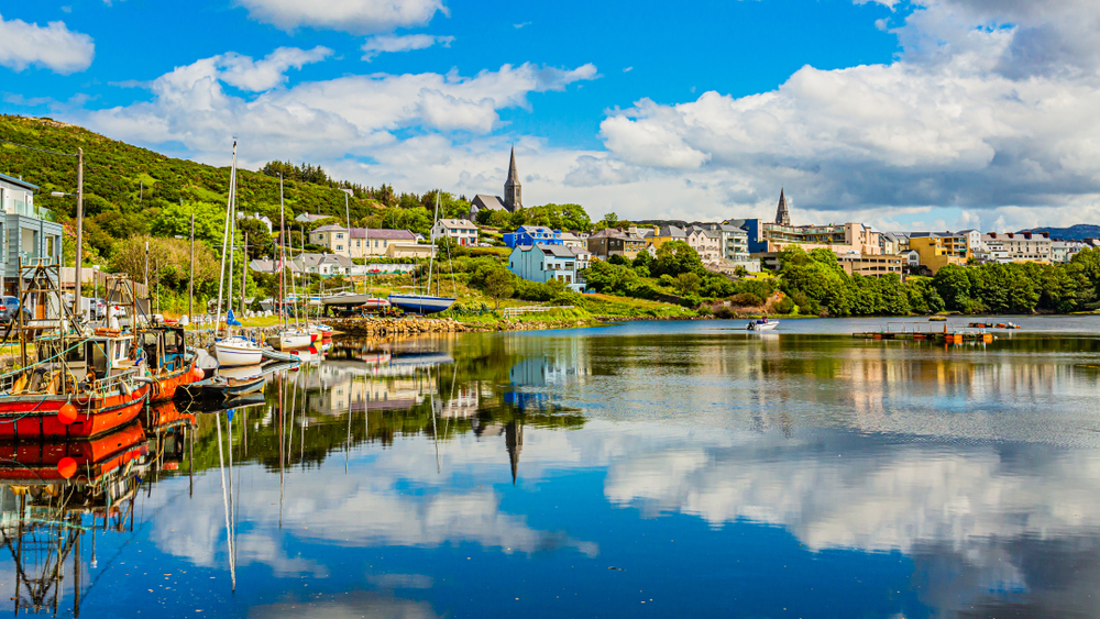 The beautiful coast and sailboats in Clifden