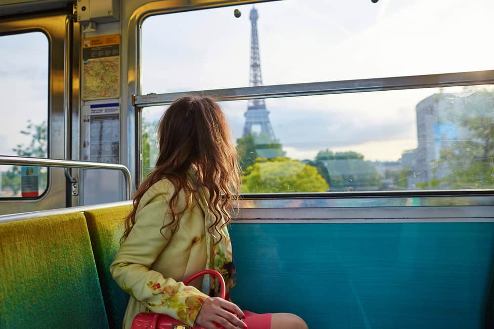 hold your bags when in Paris metro stations to avoid stealing