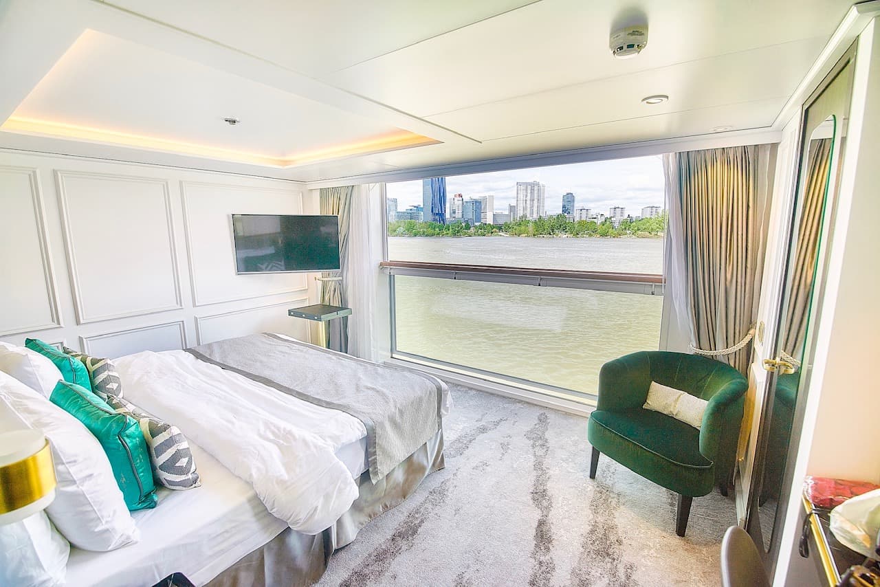 Panoramic suite on crystal river cruises
