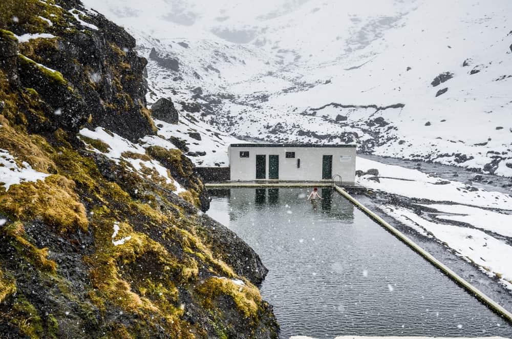 seljavallalaug con neve in Islanda a dicembre