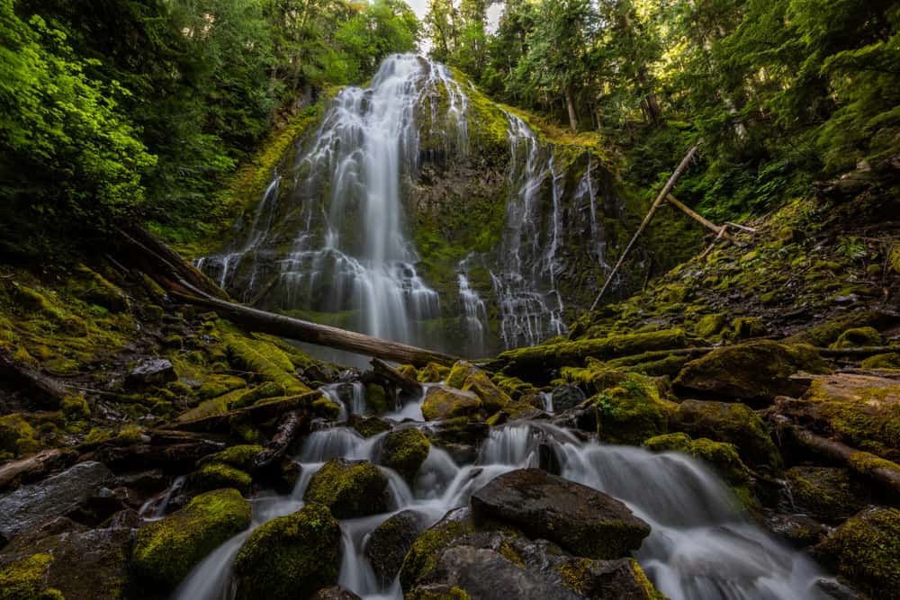 looking for beautiful cascading waterfalls in Oregon? Check out Proxy Falls