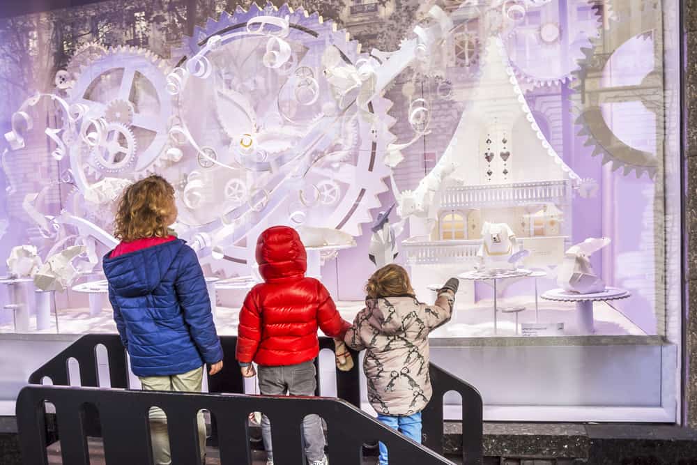 Hunt for window displays during christmas in paris