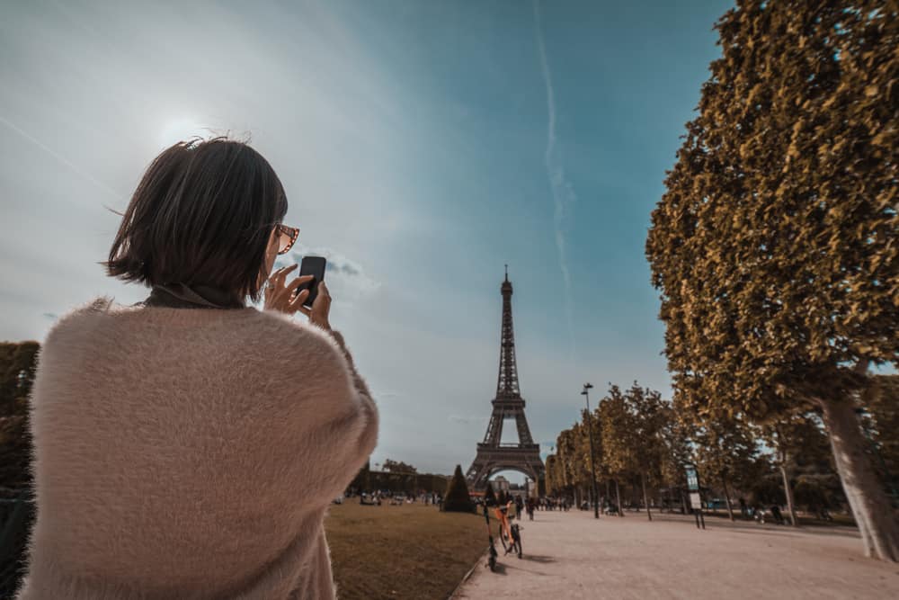 Mobile flashdrives should be added to your Pais Packing List so you can take endless photos of the touristy places, like the Eiffel Tower! 