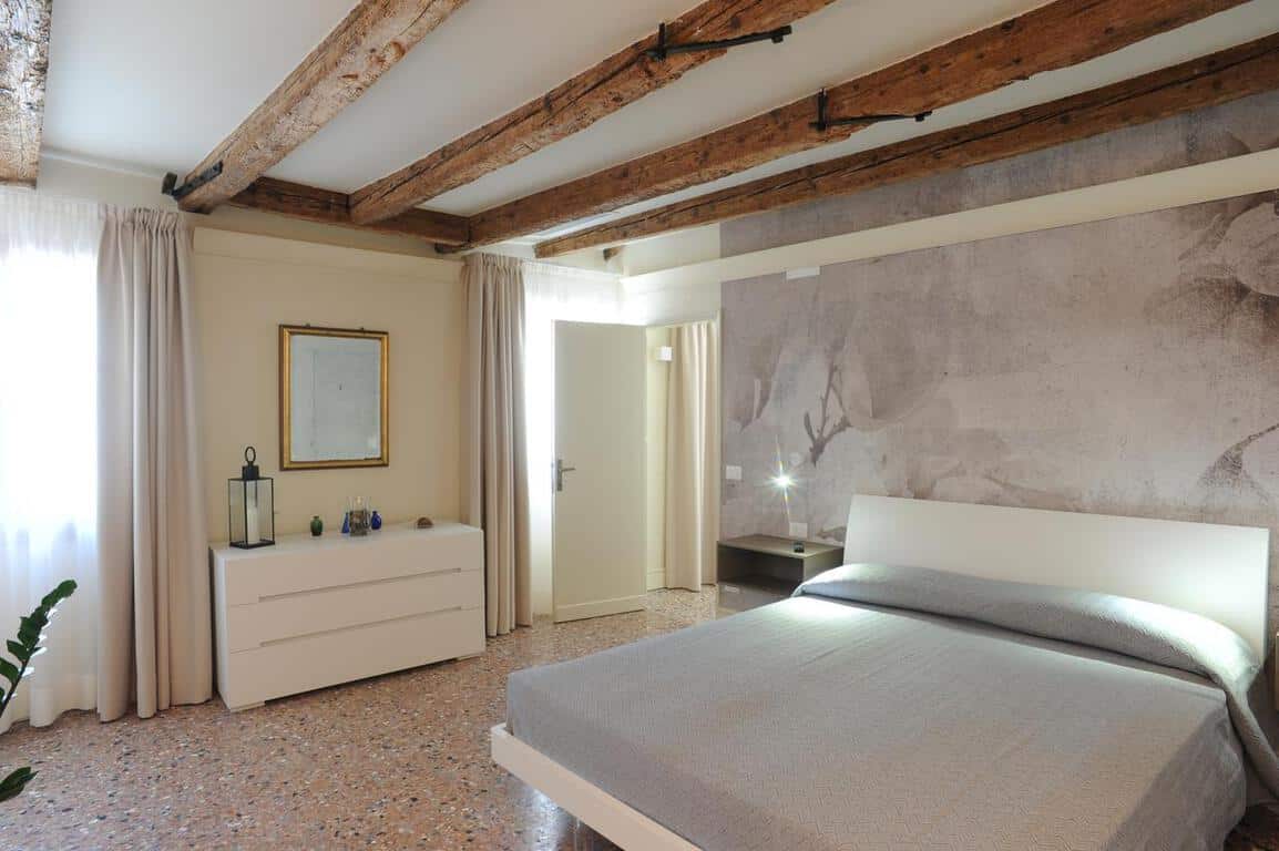 A lovely room in Cà Riva del Vin, a great choice of where to stay in Venice
