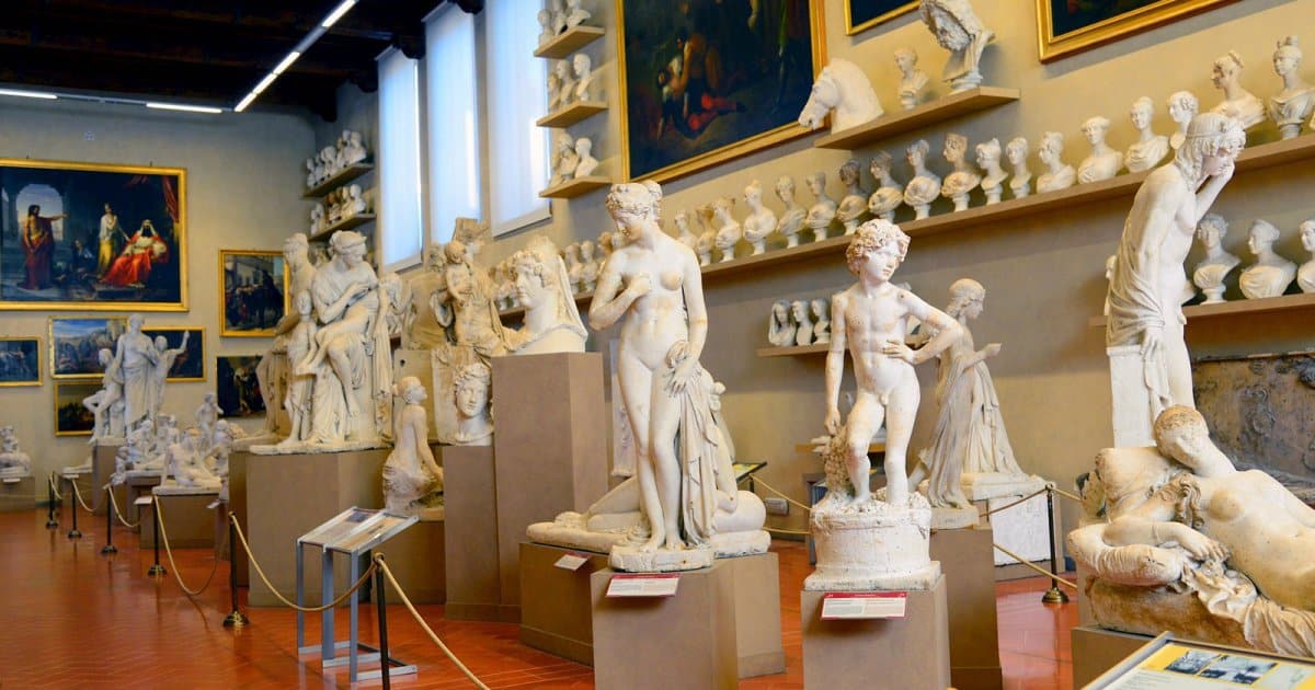 many statues located within the Galleria dell'Accademia