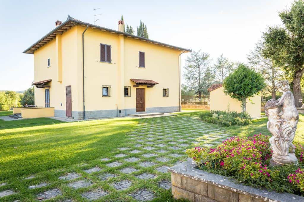 For Tuscany villas with garden views, stay at Residenza Paradisea