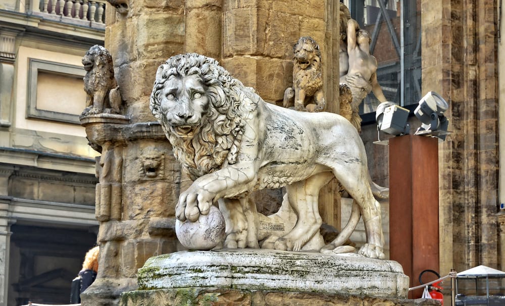 lion statue that represents the Medici family in Florence 