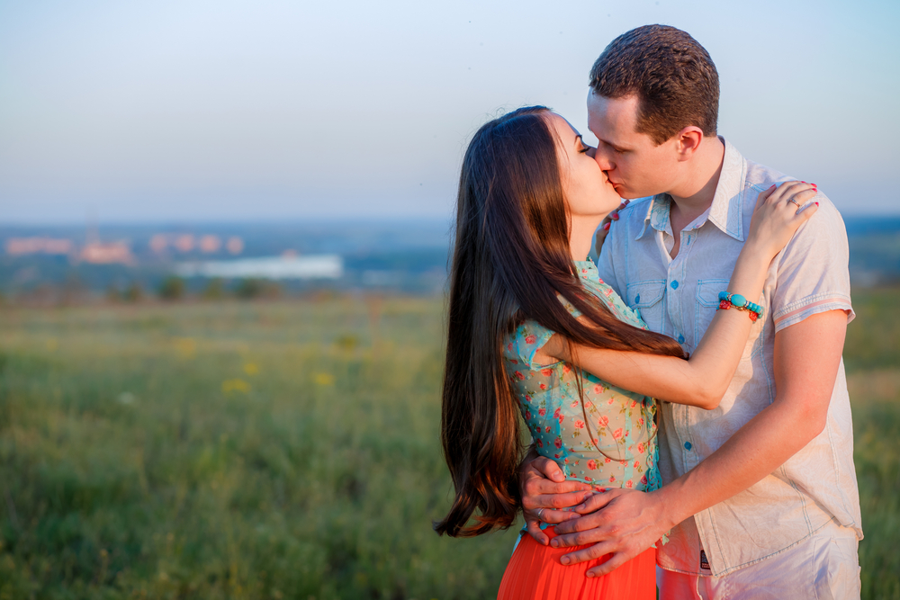 Photo of couple kissing in Ireland