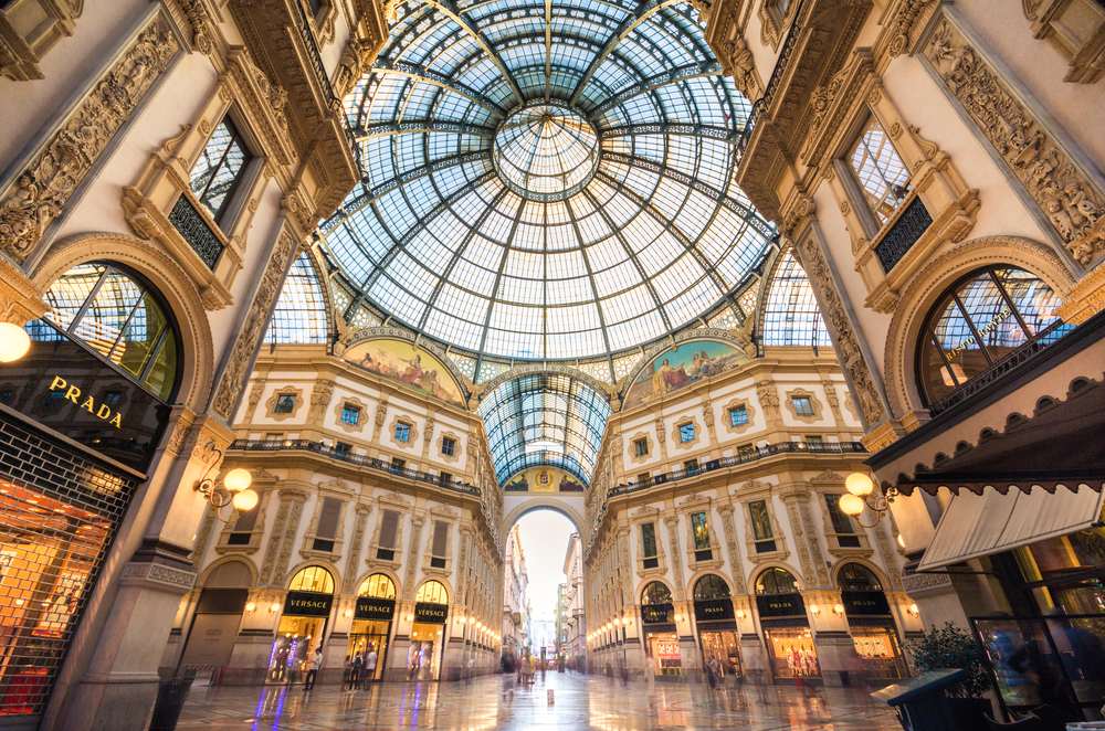 Wide angle photo of the inside of the Galleria Vittorio Emanuele II in Milano.