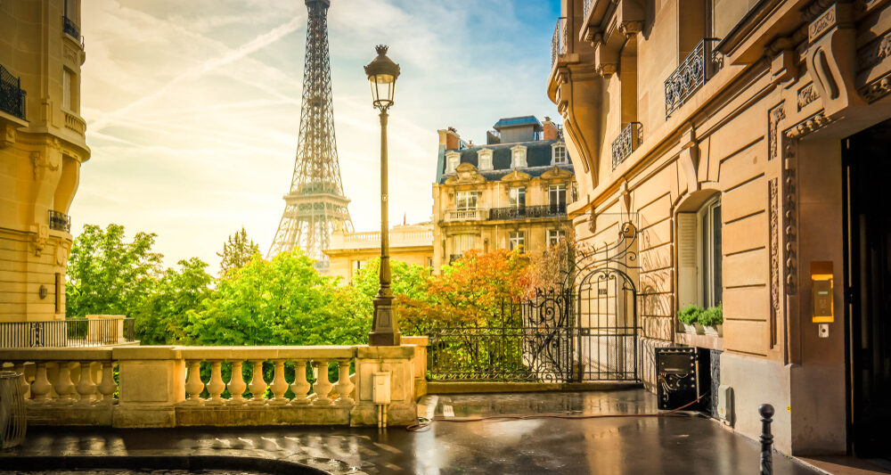 Photo of the Eiffel Tower for a Paris Street