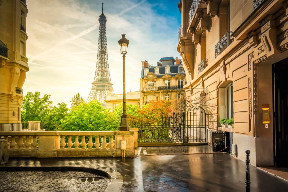 Photo of the Eiffel Tower for a Paris Street 