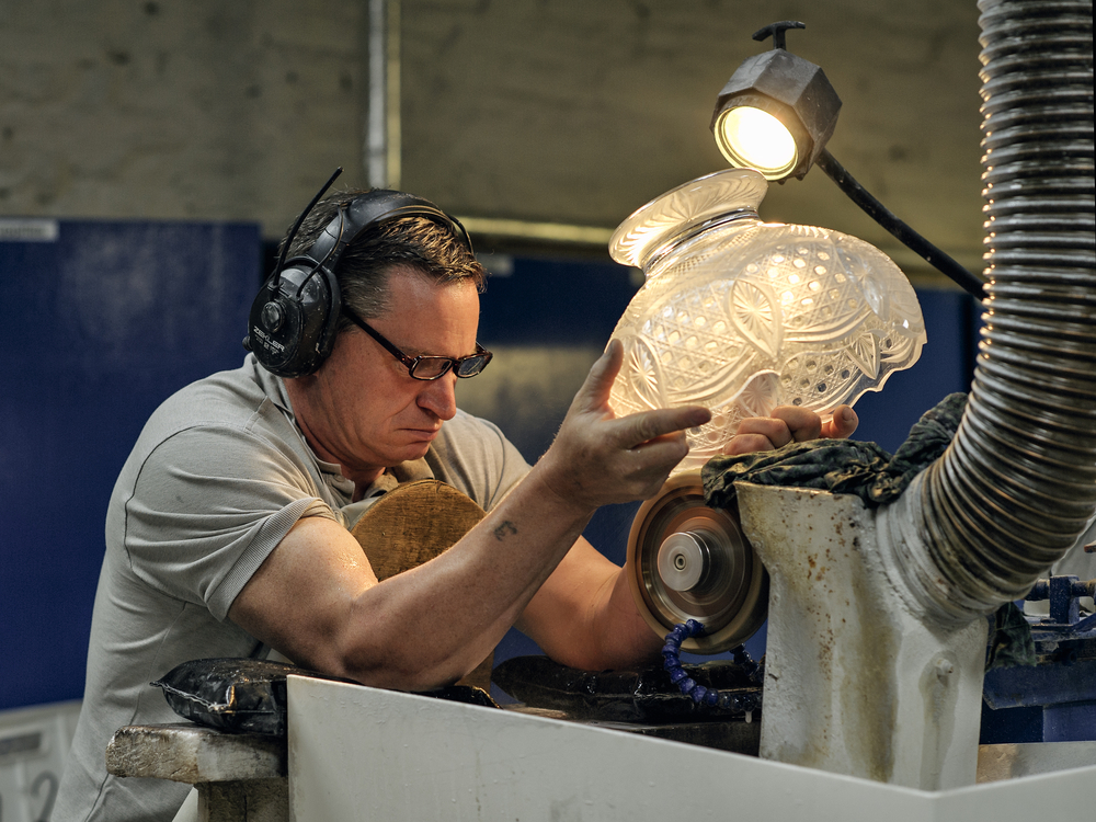 man etching Waterford crystal day trips from Dublin