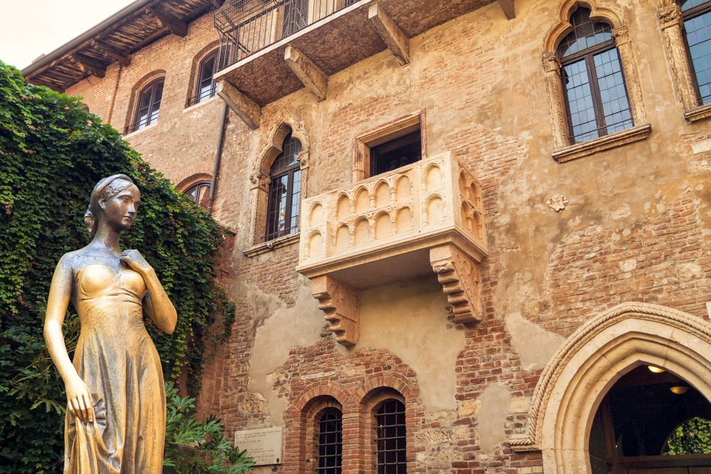 Juliet statue next to Juliet balcony from Romeo and Juliet