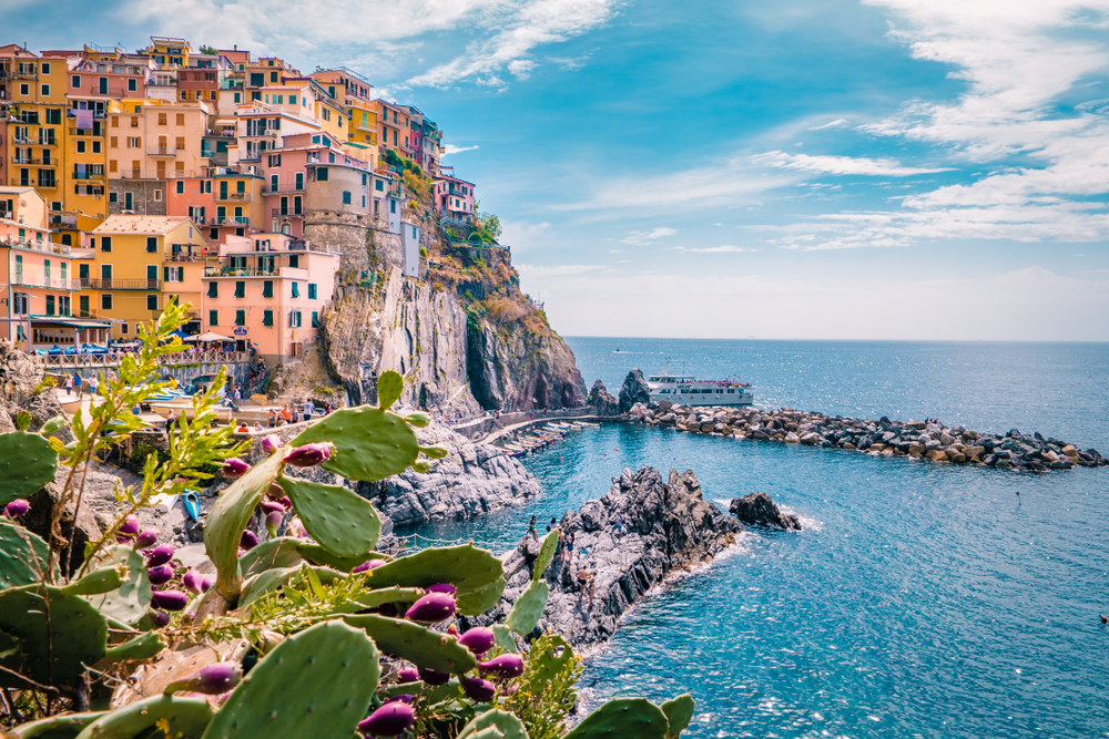 picture of a boat tour off the coast of Manarola Cinque Terre