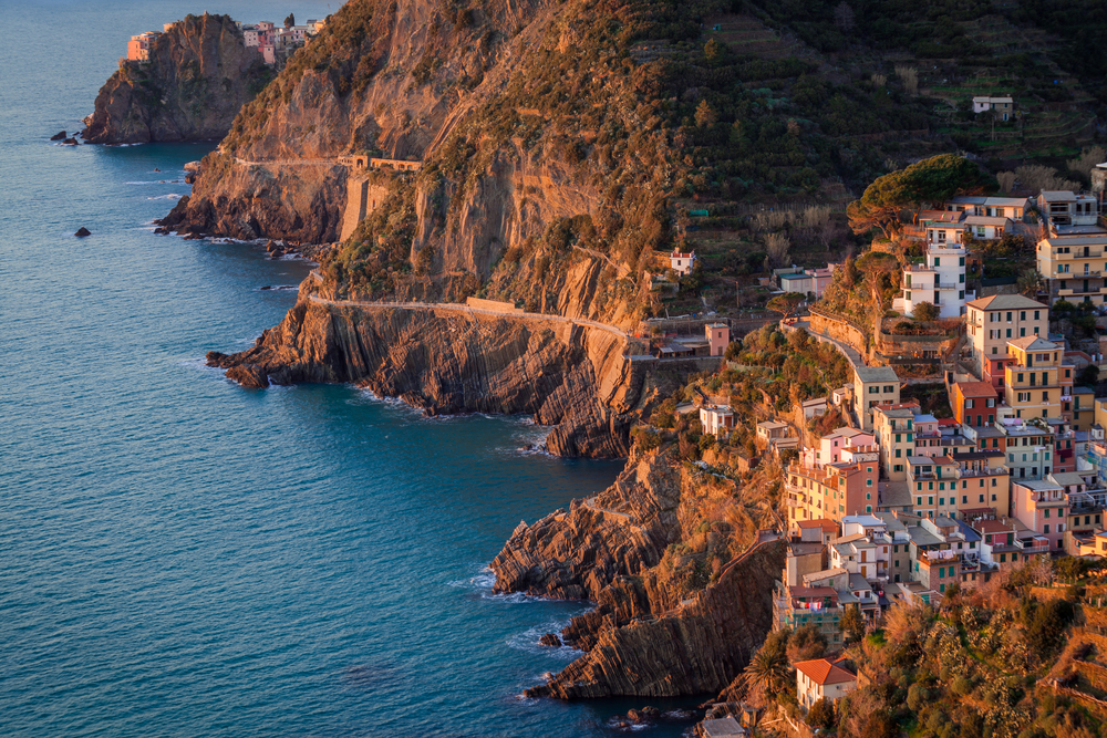 Hike the Via dell'amore between Riomaggiore and Manarola
