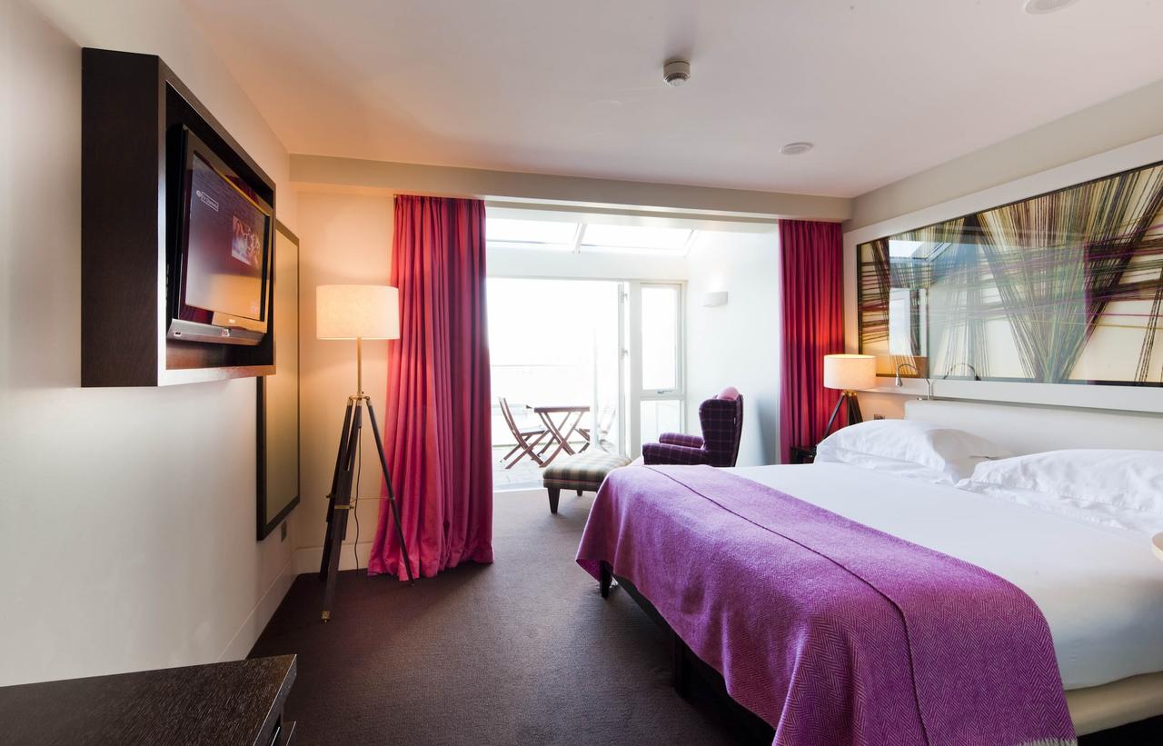 Image of accommodations of the Cliff House Hotel