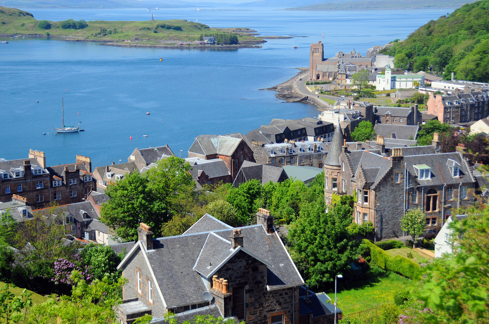 A hilltop view of the pictruesque Scotland destination of Oban