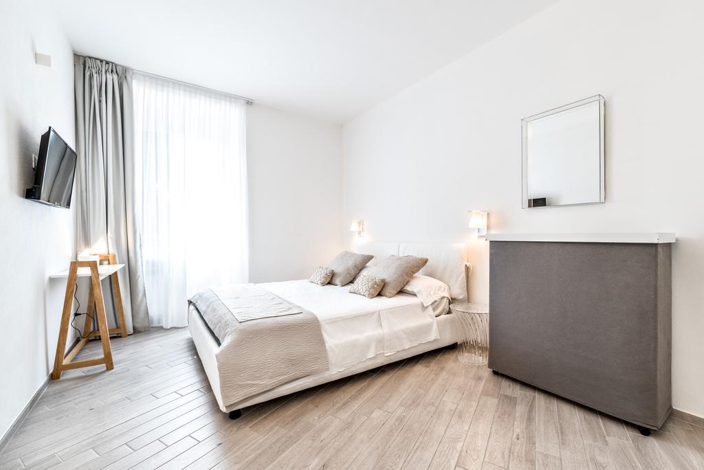 You cannot beat this stylish apartment with a convenient location