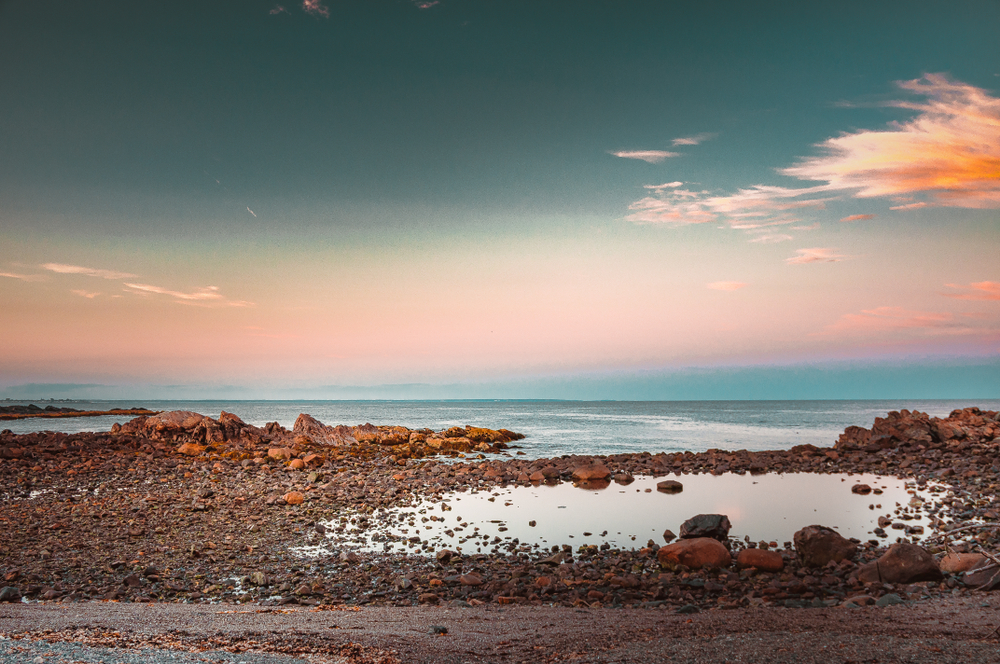 Oguinquit beach is known for its white sands, rocky shores and clear water