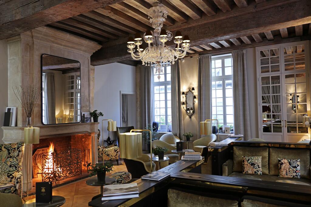 Photo of guest seating area at Hotel D'Aubusson located in Paris. 