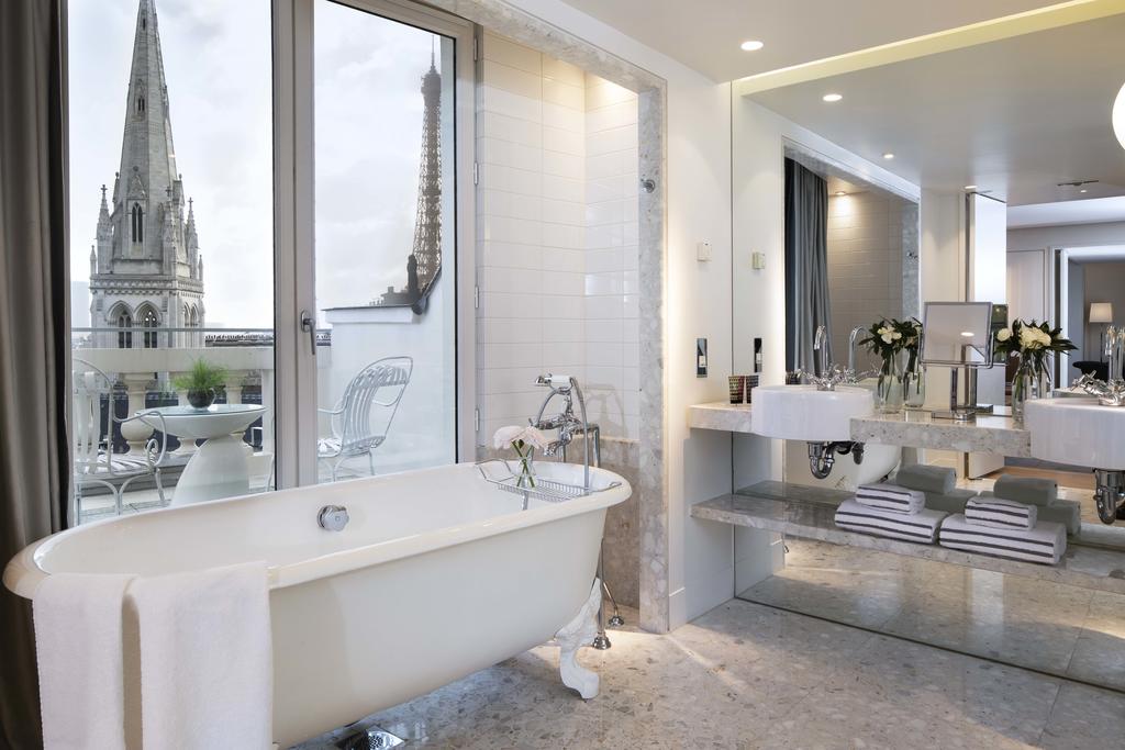 Photo of guest suite bathroom at Hôtel De Sers Champs Elysées Paris .