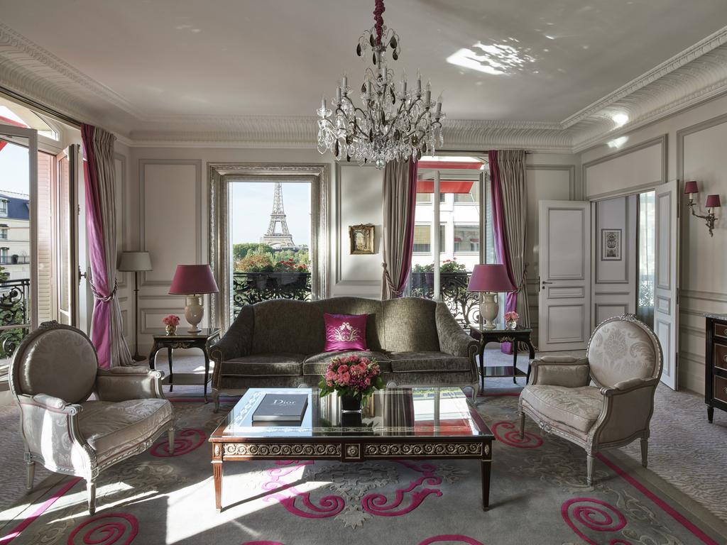 Photo of guest suite at Hôtel Plaza Athénée with a stunning view of the Eiffel Tower. 