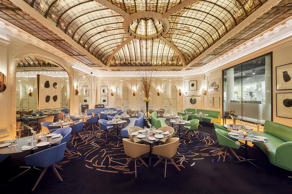 Photo of the elegant dining room at Hôtel Vernet located in Paris. 