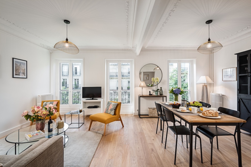 the light and bright living area of this spanish quarter vrbo