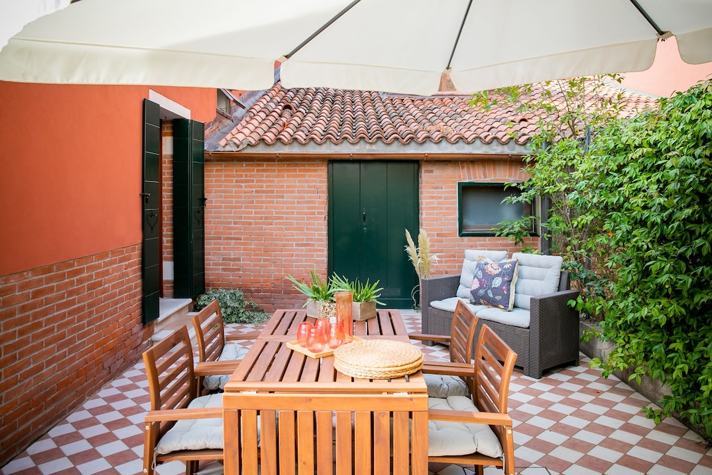 the epic outdoor area of one of the best airbnbs in venice