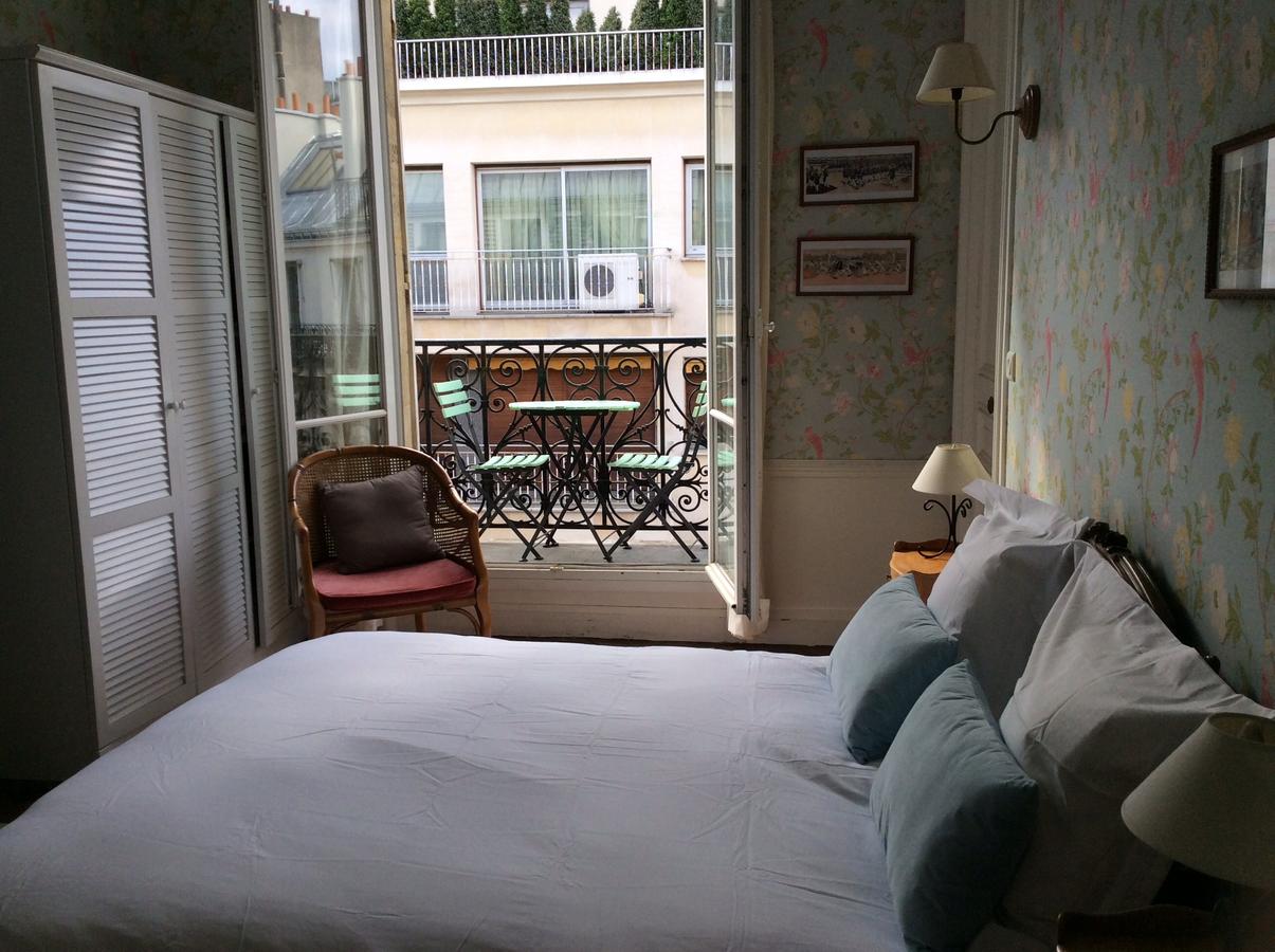 the Bed and Breakfast Arc du Triumphe benefits from a small balcony with a breakfast table