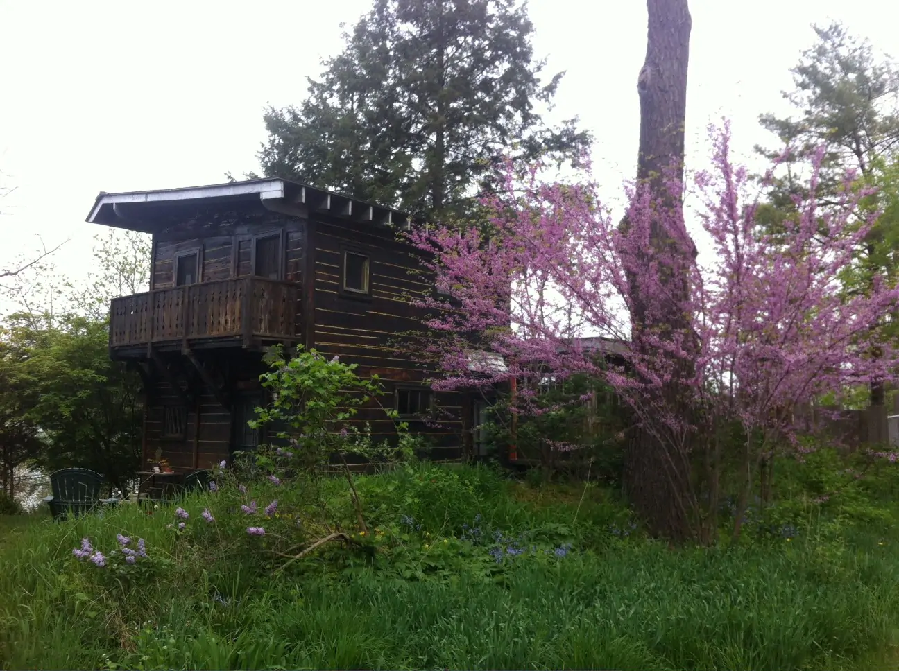 Photo of a cozy cottage in Ithaca where you can stay during your New York road trip.