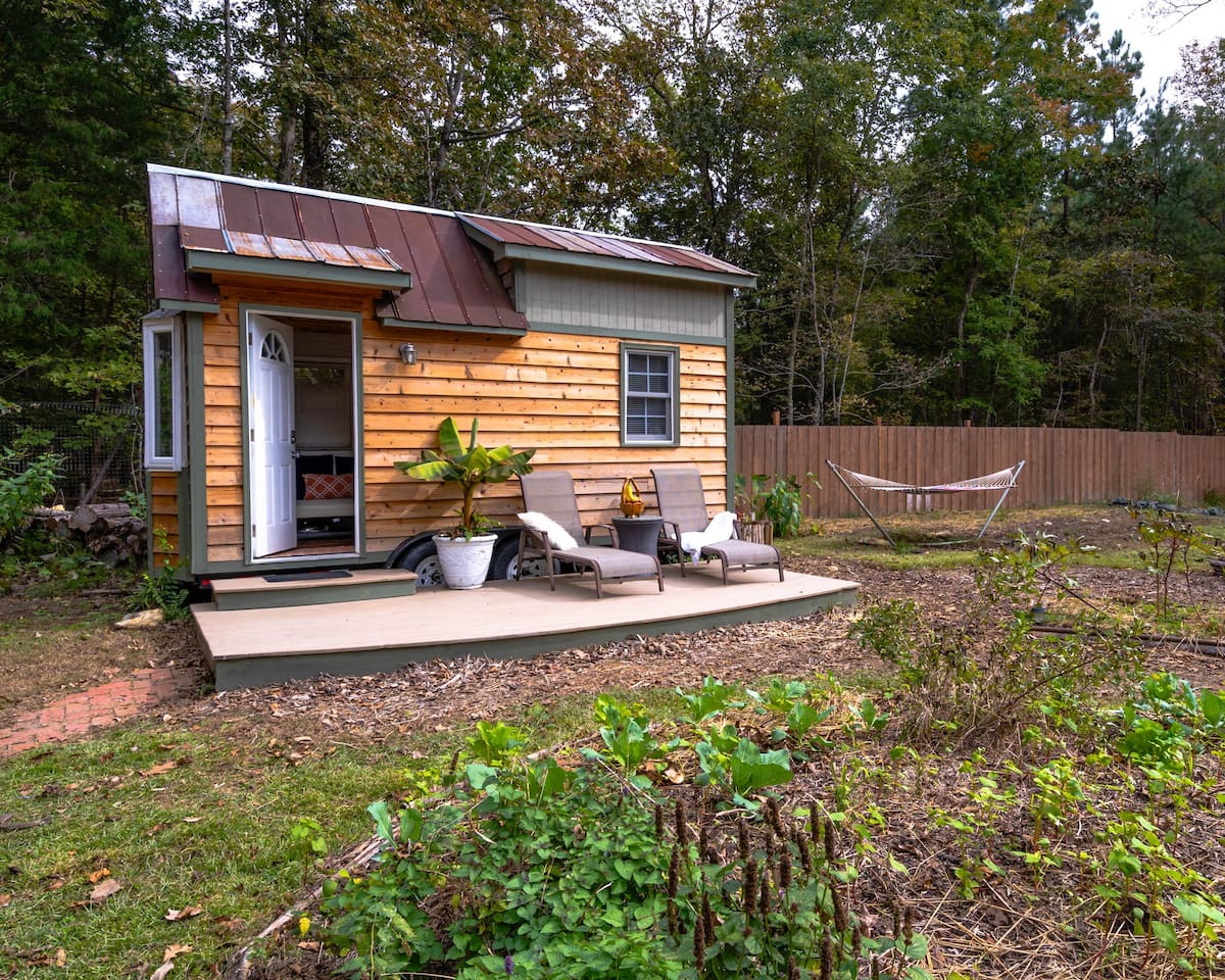 Photo of the outside of a tiny house Airbnb located in Chapel Hill.