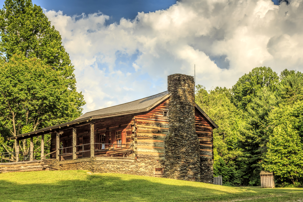 Tennessee Road Trip Cades Cove log cabin