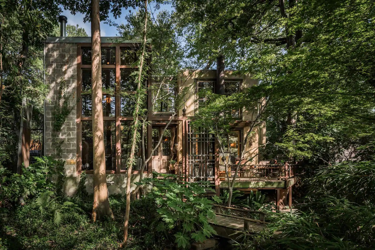 Photo of the exterior of a handcrafted Dallas treehouse, one of the best Airbnbs in Texas.