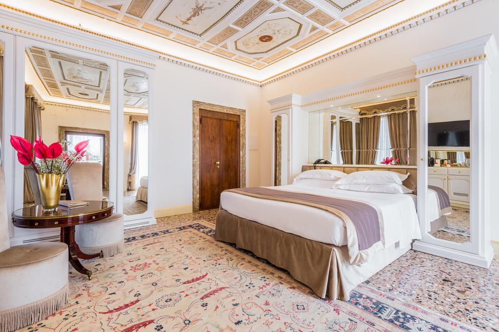 Hotel Ai Cavalieri Di Venezia flawlessly blends modern and traditional