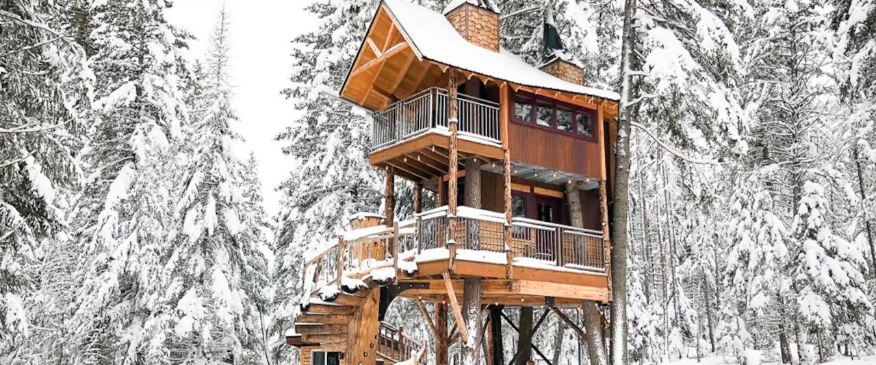 Photo of Meadowlark Treehouse during winter.