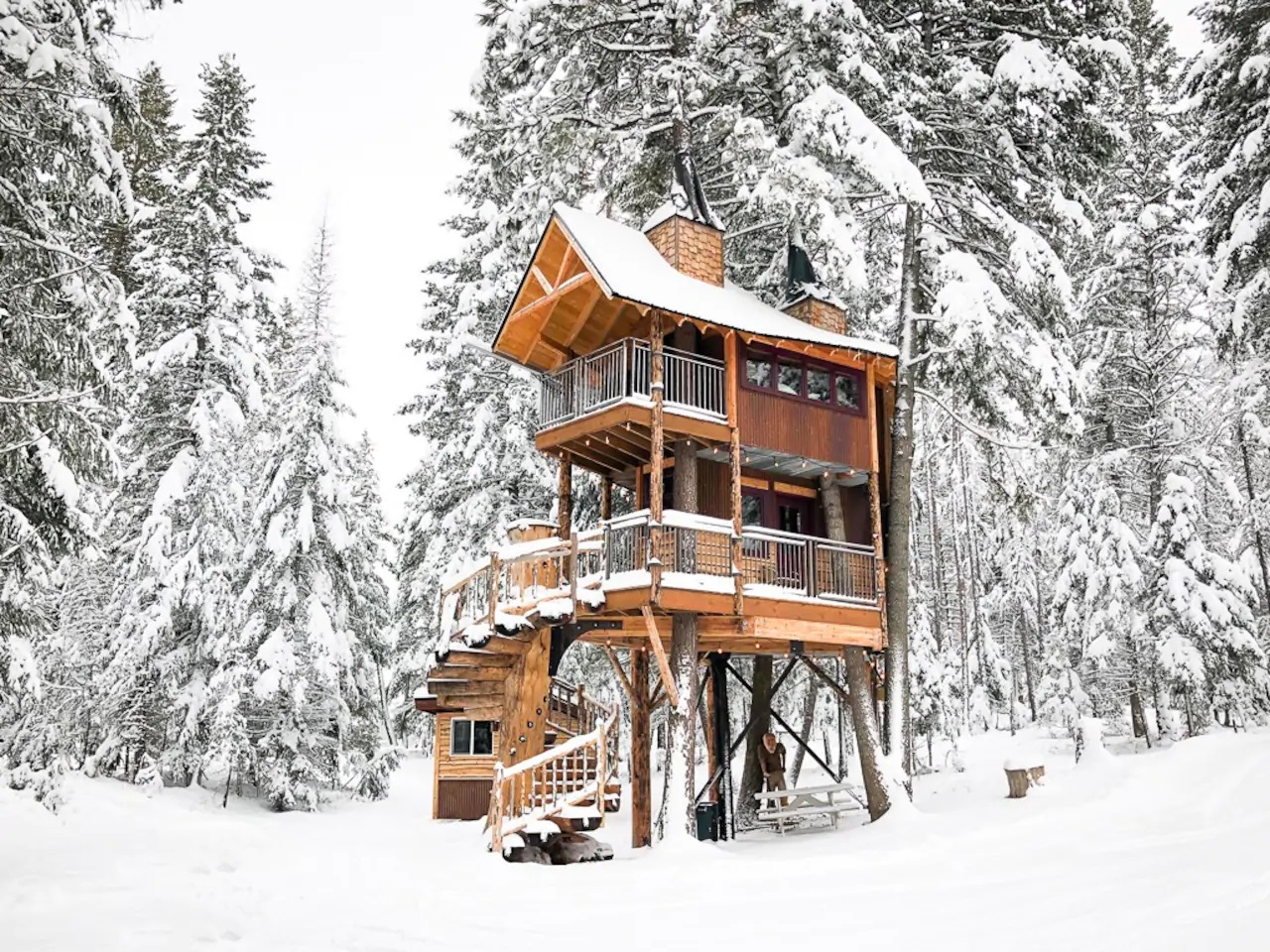 Photo of Meadowlark Treehouse during winter. 