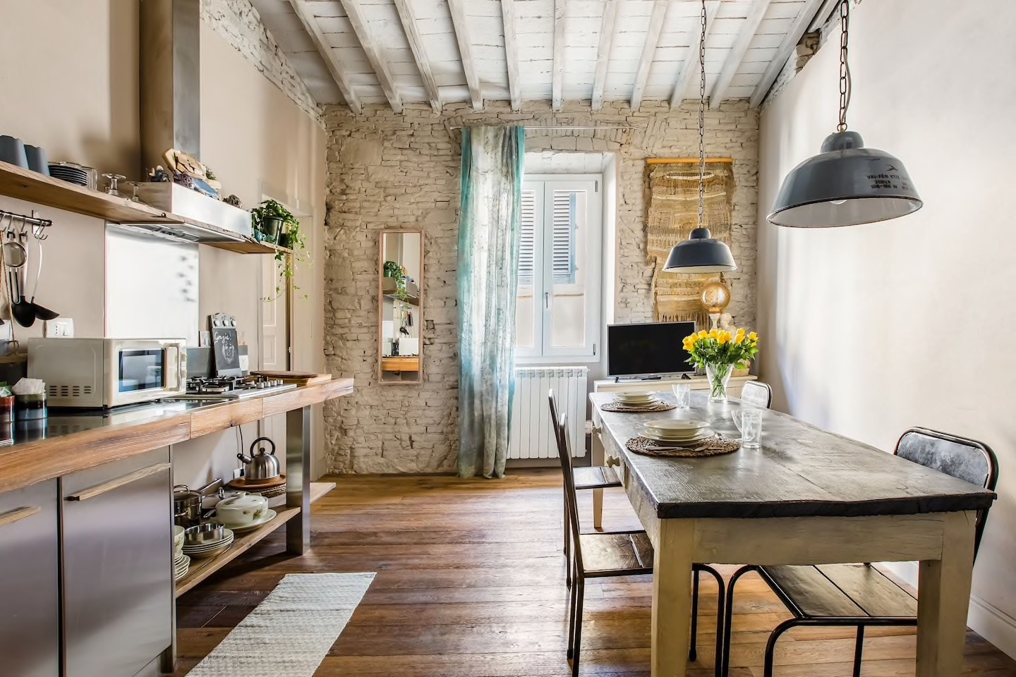 This rustic Santo Spirito apartment has a beautiful industrial and modern aesthetic!