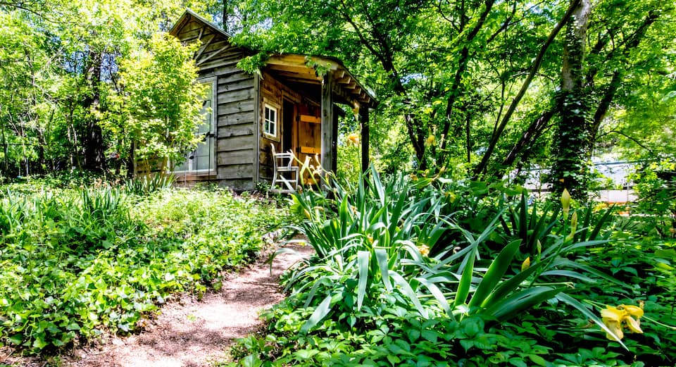 photo of charming cabin an airbnb in Dallas 